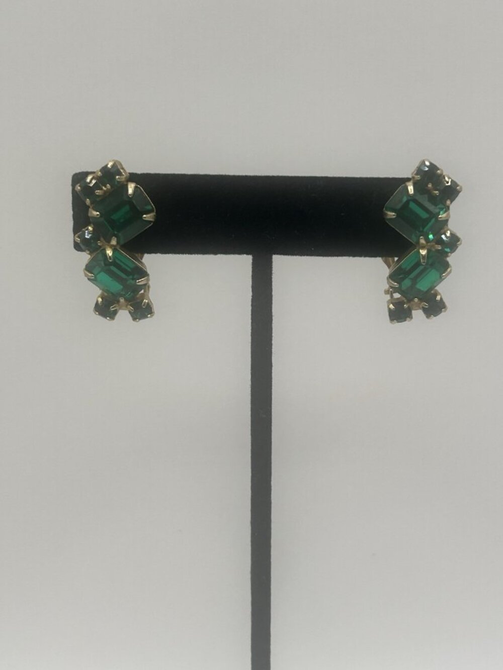 Vintage Emerald Green Rhinestone Gold Tone Clip On Earrings Christmas Gift Vntg - Picture 3 of 14